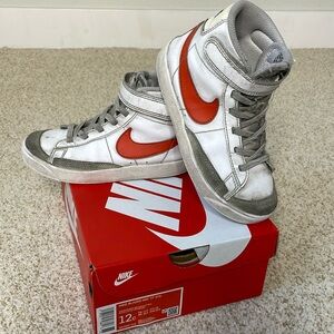 NIKE Blazer Mid ‘77 12c white/picante red-coconut milk